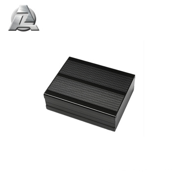 Perfil de cerramientos de aluminio anodizado negro para electrónica.